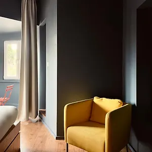 Avenue & Hostal